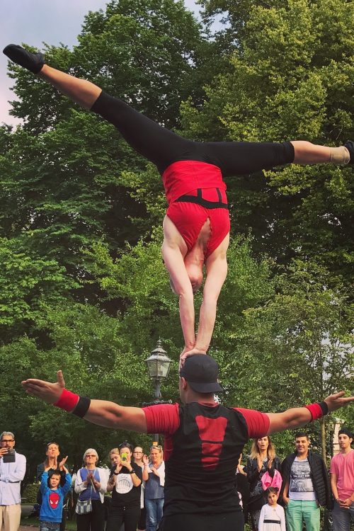 Sweden handstand on head (1)